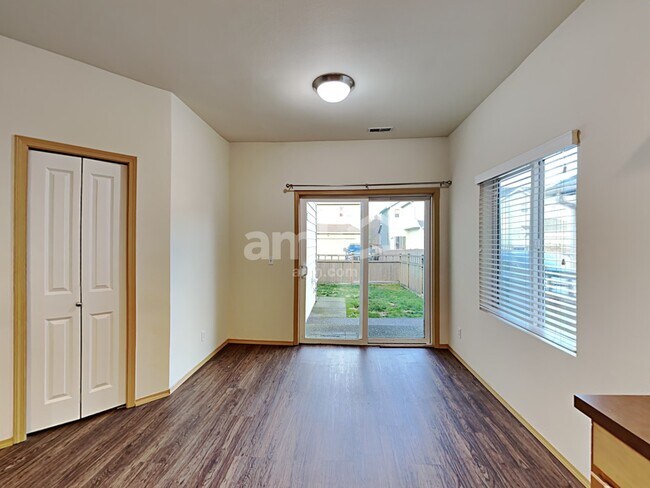 Photo - 6215 Park St E