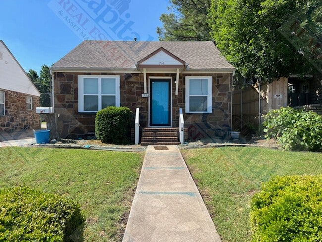 Building Photo - Charming 2 Bedroom