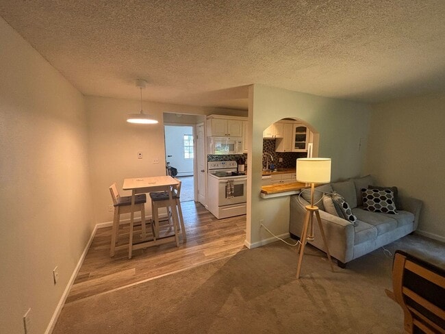 Building Photo - Jasmine Condos Updated 1 bd/1ba Unit 104