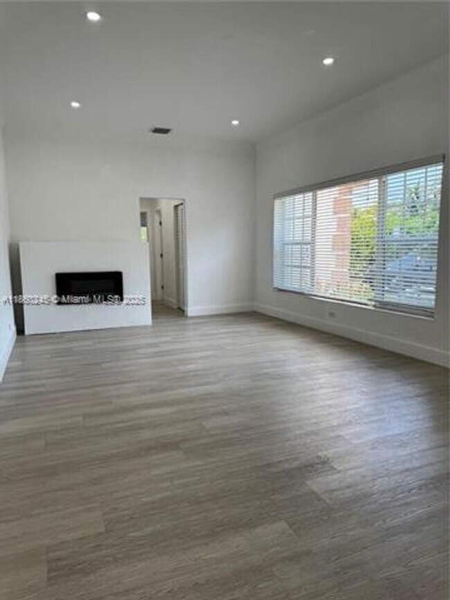 Photo - 695 NE 80th St Unidad 695 NE 80th St  695