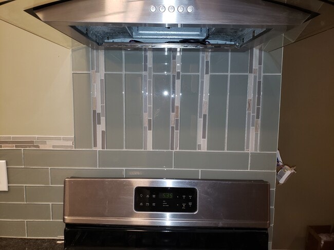 Stove and Backsplash - 1413 W Ritner St Unit 1