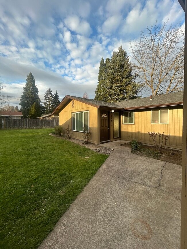 Building Photo - (473) Walnut Duplex - 2 Bedroom / 1 Bathroom - Updated Unit 497 (R)