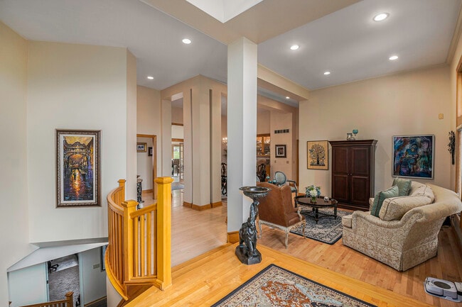 Photo - 811 Western Hills Dr