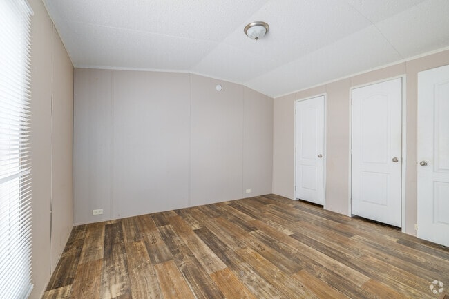 3BR, 2BA - 924SF - Primary Bedroom