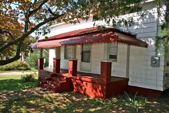 Building Photo - Adorable 3b/1b on Whitehall Road