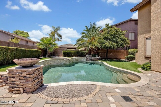 2717 E Teakwood Pl