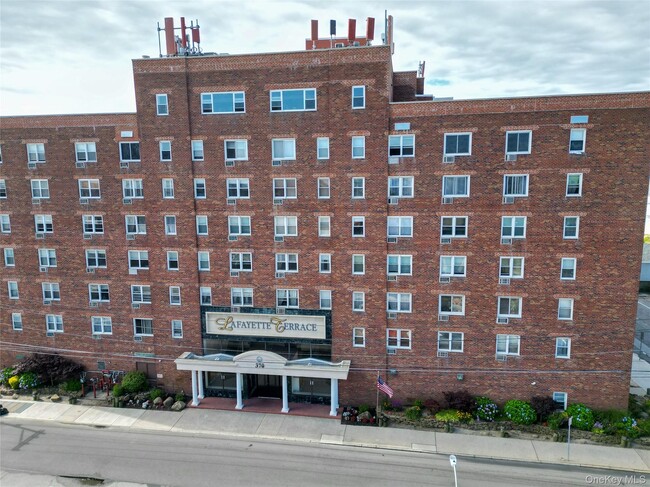 Building Photo - 370 W Broadway Unit 4K