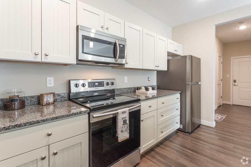 2BR,2BA,-1100SF