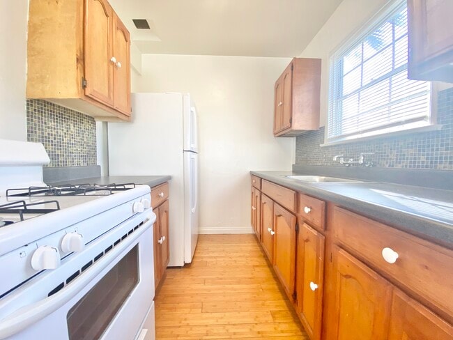 Building Photo - 422 S Coronado St Rental