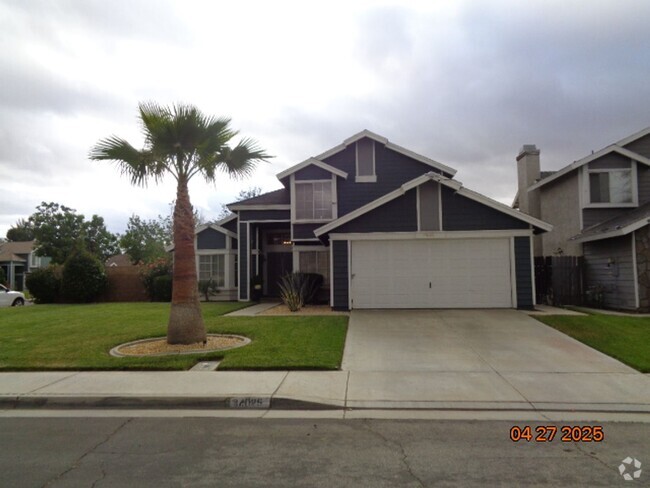 Building Photo - East Lancaster Pool Home
