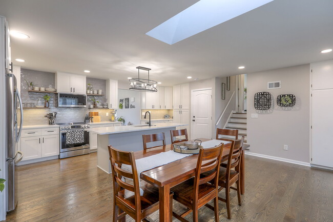 Photo - 7617 Windsor St