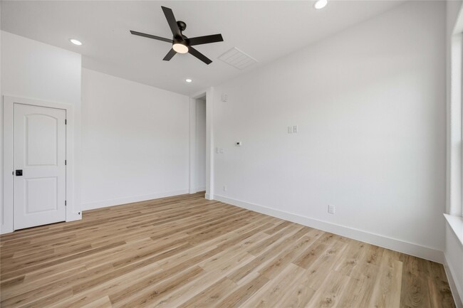 Photo - 7900 Bowen St