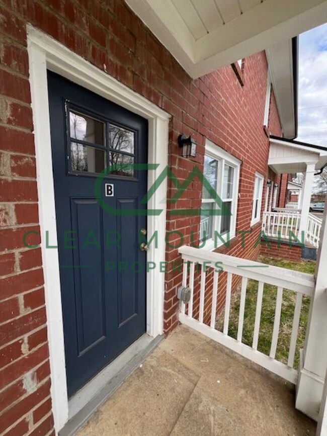 Building Photo - 2 Bedroom/1 Bath Townhome close to Downtown Greenville! Unit B