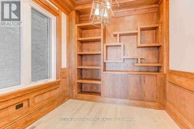 Photo - 305 Finch Ave E