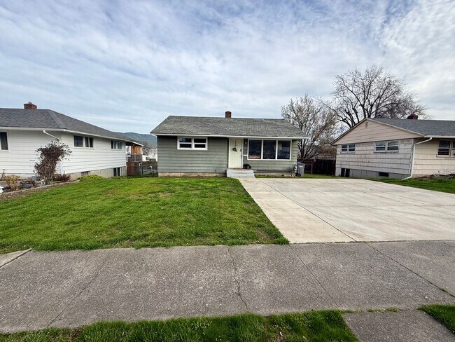 Photo - 3 Bedroom, 2 Bathroom in Candy Cane Lane Edition!