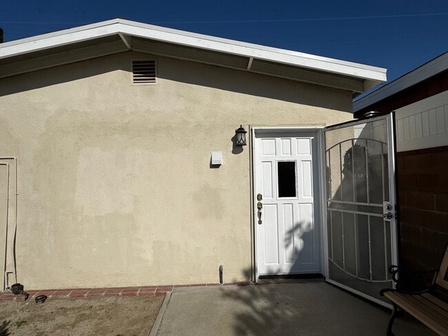 Photo - 11041 Leadwell St Unidad Guest house