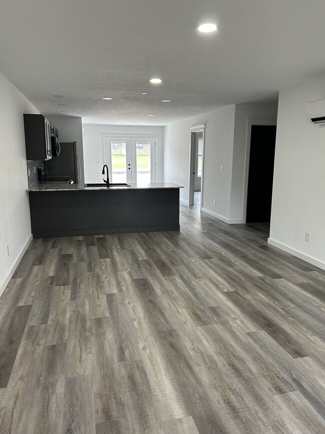 Photo - 423 W 3rd St