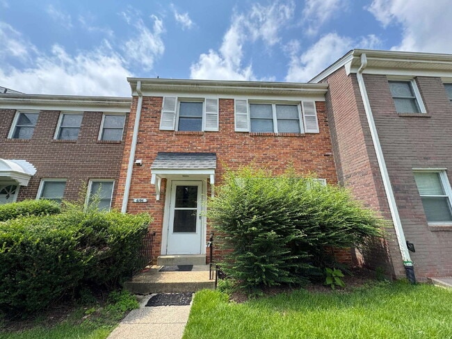 Building Photo - Welcome to our beautiful 3 Bedroom, 3.5 Bathroom Townhome located in the heart of Fairfax.