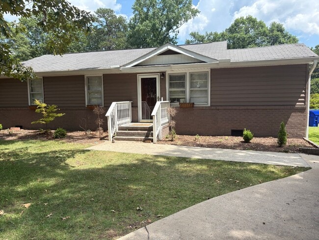 Building Photo - 3 Bedroom 2 Bath Ranch Home Near Haywood Road and Woodruff Road