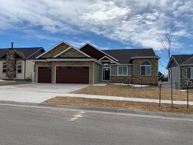 Beautiful 5 Bedroom, 3 Bath Executive Home! - Beautiful 5 Bedroom, 3 Bath Executive Home!