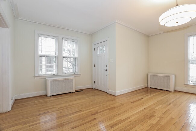 Photo - 2927 Cathedral Ave NW