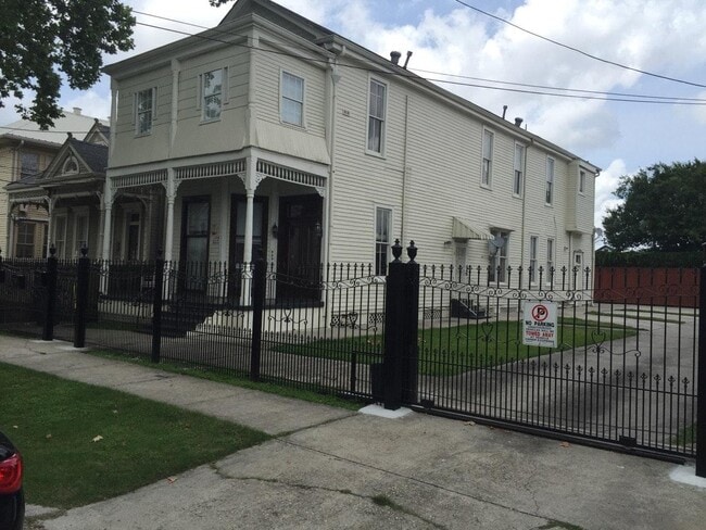 Building Photo - 2115 Marengo St Unit C