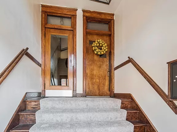Entry hallway - 4841 S St Lawrence Ave Unit 3