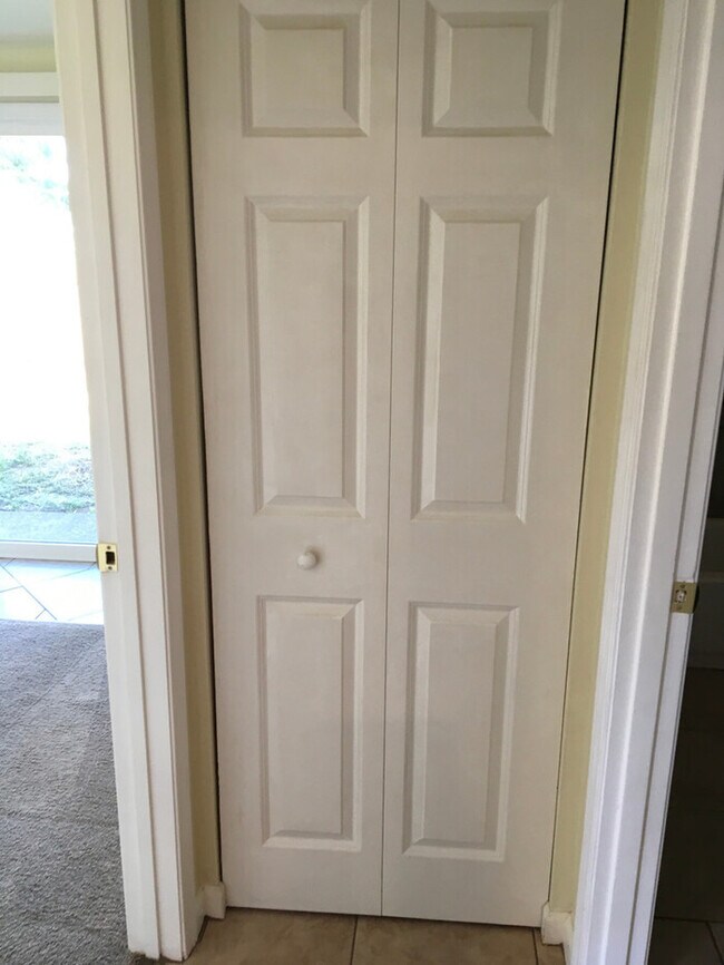 Spanaway 1bdr 1bath w/ off street park & short distance to Spanaway Lake