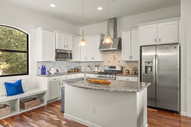 13803 Lakeview Dr