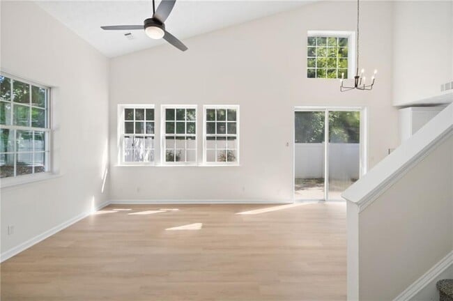 Photo - 872 Windcroft Cir NW