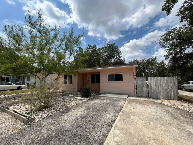 Building Photo - Modern 3/2 Craftsman House / GREAT LOCATIO...
