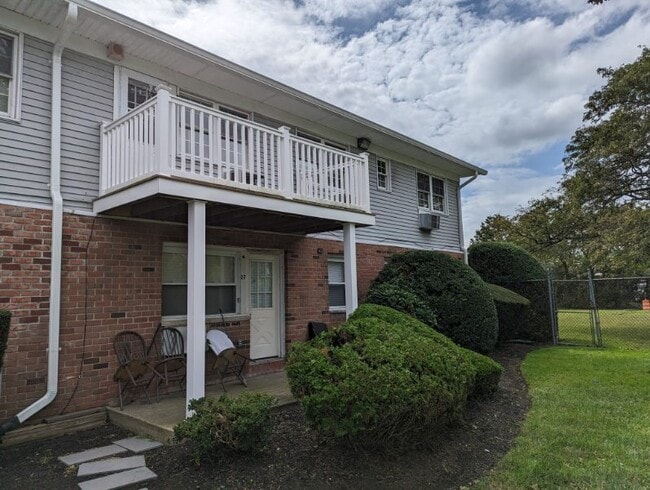 Building Photo - 1 Hemlock Dr Unit 148