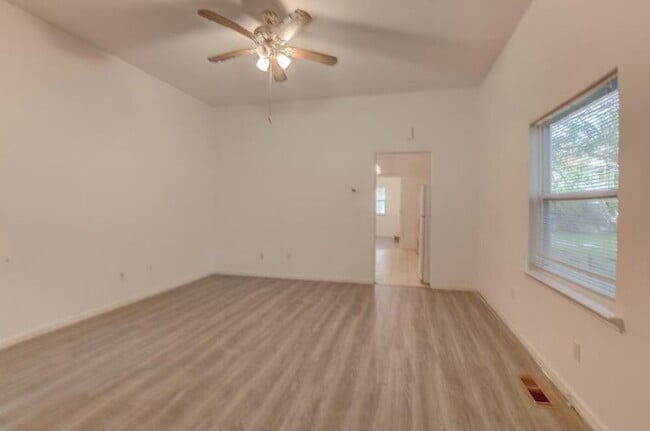 Sala de estar - 1405 Union Ave