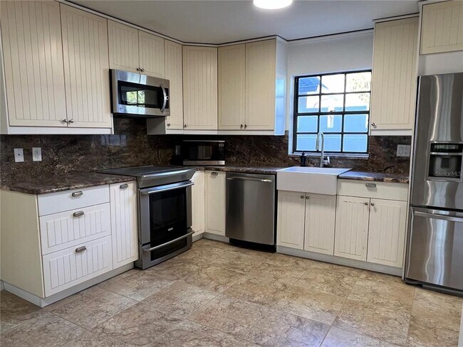 Photo - 18714 Wimbledon Cir Unit 18714