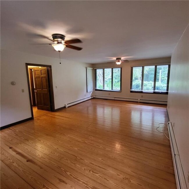 213 Narrow Ln