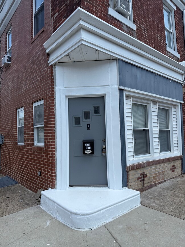 Building Photo - 2633 E Monmouth St Unit Apt 1