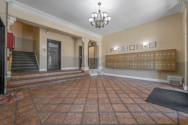 Building Photo - 1610 Normandie Ave Unit Studio Rental
