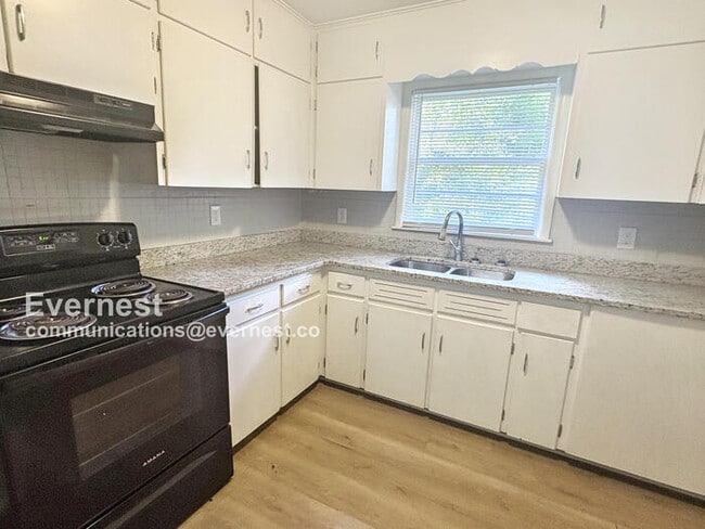 Building Photo - 2616 Wood Dr NE