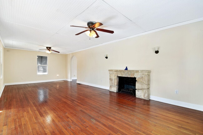 Photo - 310 Columbia Dr