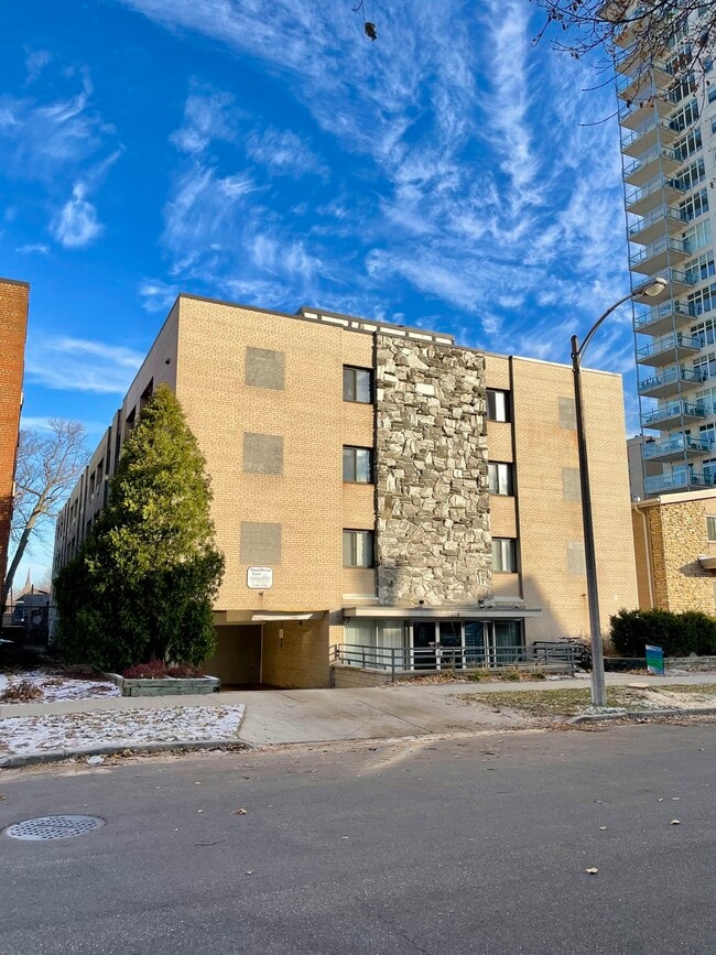 Edgewater Building Front - Edgewater East Apartments