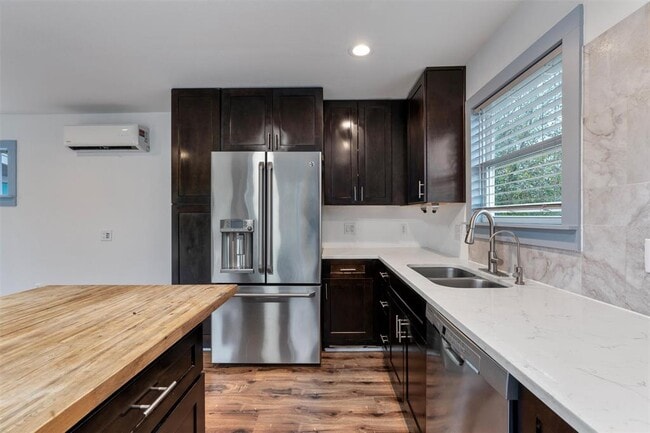 Photo - 1100 High Rd