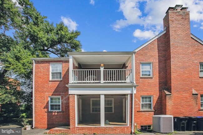 Building Photo - 904 N Ivy St Rental