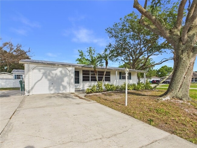 Photo - 741 Smith St
