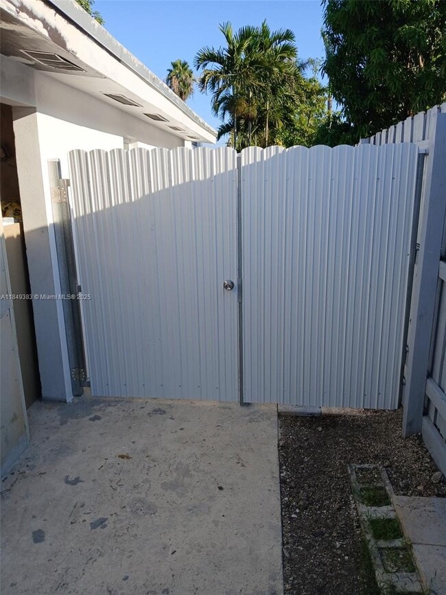 Building Photo - 11510 SW 182nd Terrace Unit 2 Rental