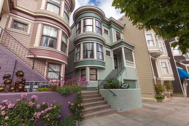 Building Photo - Beautifully Remodeled 3BR 2BA Top Floor Condo in Presidio Heights