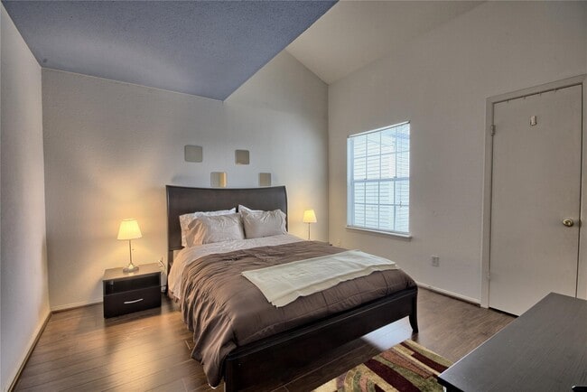 Building Photo - 9809 Richmond Ave. Unit C16