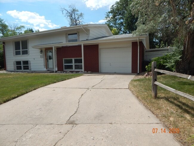Building Photo - Large bi-level home in Littleton with 1-car garage!