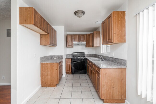 1BR, 1BA - 730SF - Kitchen - 19248 Bryant St
