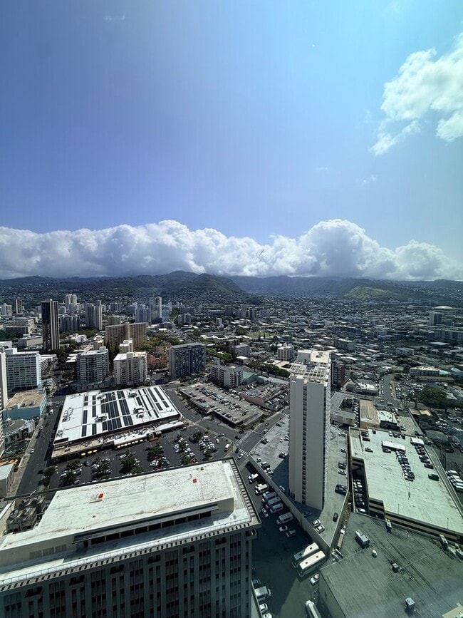 Building Photo - Prime Location- Kapiolani Residence 43d floor- Great views!