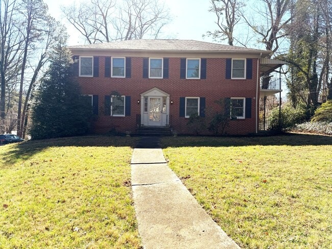 Building Photo - Shorewood Drive Unit Lower